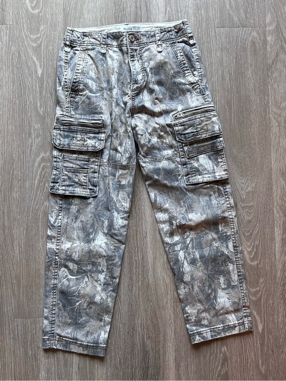 Hollister Loose Fit Camo Cargo Pants Men's Size 28x30